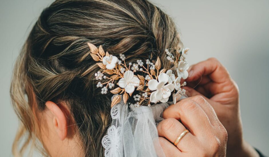 Pri Grinaldas: grinaldas personalizadas que transformam o penteado da noiva em uma joia