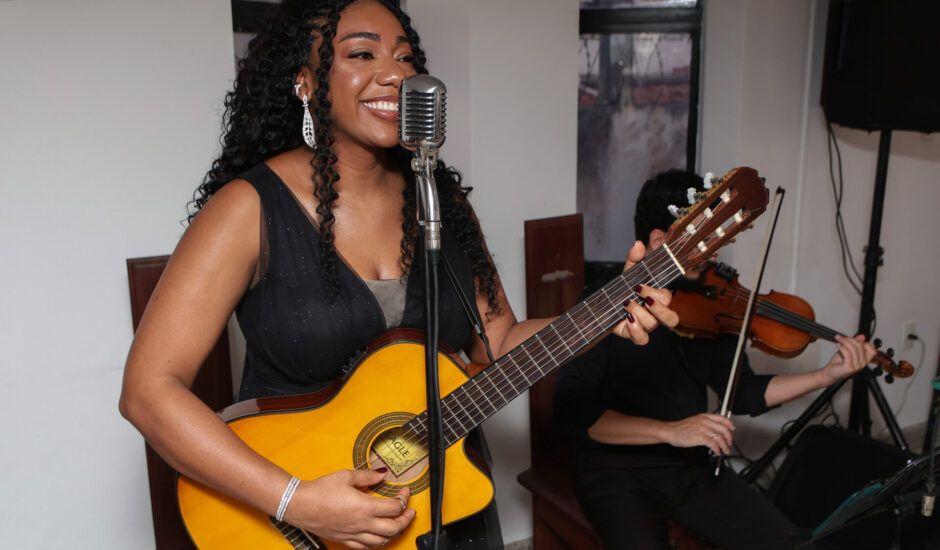 Voz de Helena: música, sensibilidade e significado para tornar cada casamento inesquecível